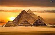 02 - La Gran Pirámide de Guiza. Terminada alrededor del año 2570 a. C., fue construida para el faraón Keops. Ubicada en Guiza, Egipto, es la única de las siete maravillas del mundo antiguo que aún se puede contemplar.